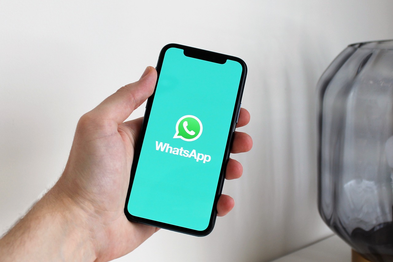How to view WhatsApp messages without opening them on Android
